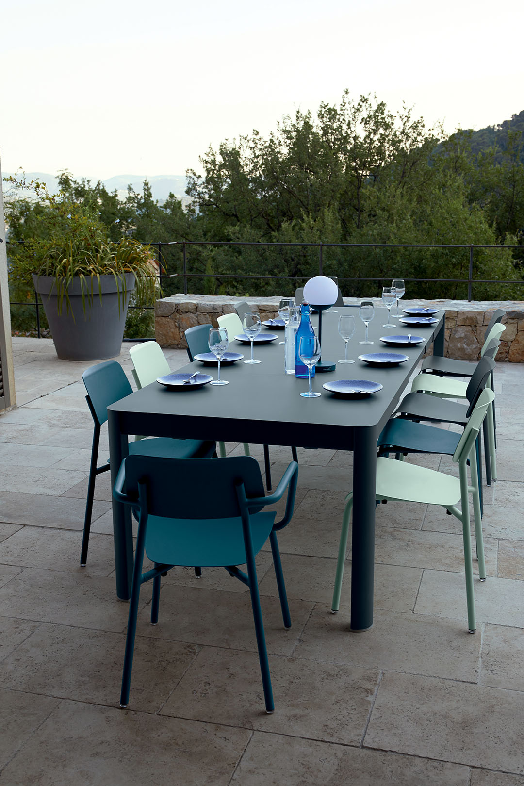 table de jardin, table metal, table 12 personnes, table de jardin a rallonge, table allonge, fermob, garden table, metal table, table for 12 people, garden table with extension, extension table