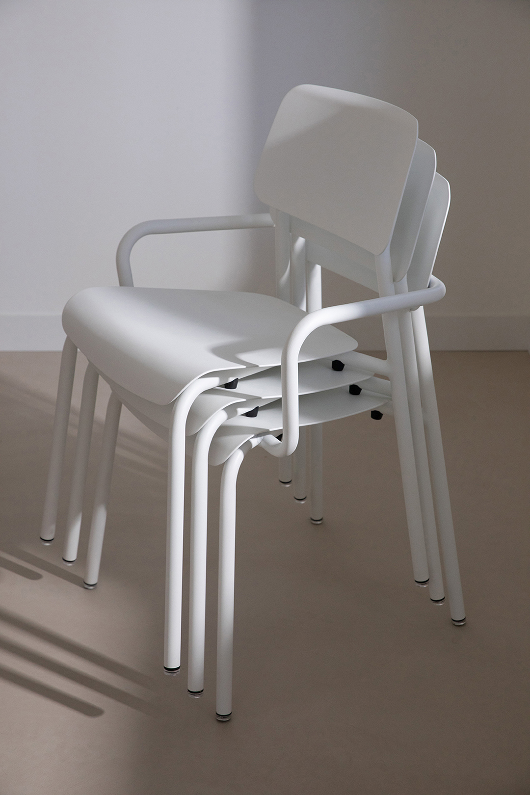 Chaise design, bridge design, mobilier, assise de jardin, chaise de jardin, bridge de jardin, chaise avec accoudoir, outdoor furniture, metal chair