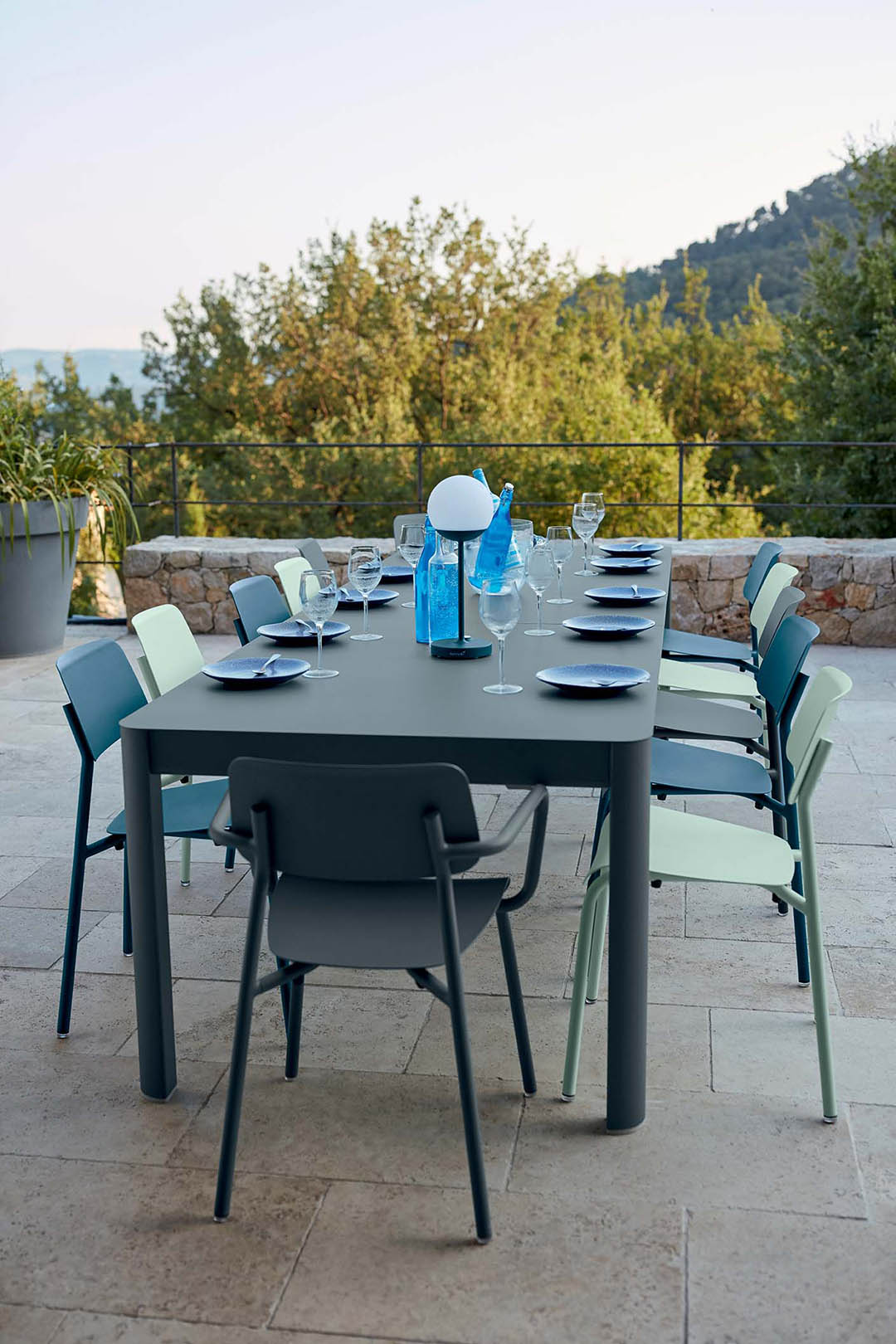 table de jardin, table metal, table 12 personnes, table de jardin a rallonge, table allonge, fermob, garden table, metal table, table for 12 people, garden table with extension, extension table